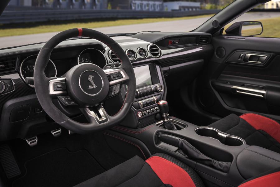 Интерьер Shelby GT350R 2019 года  (фото 4 из 8)